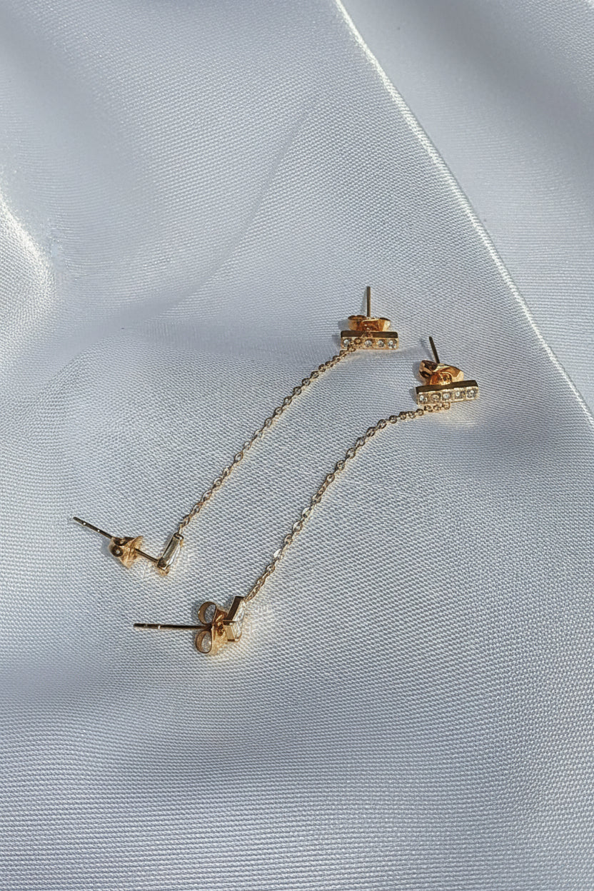Dubbele studs verbonden met ketting