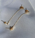 Dubbele studs verbonden met ketting