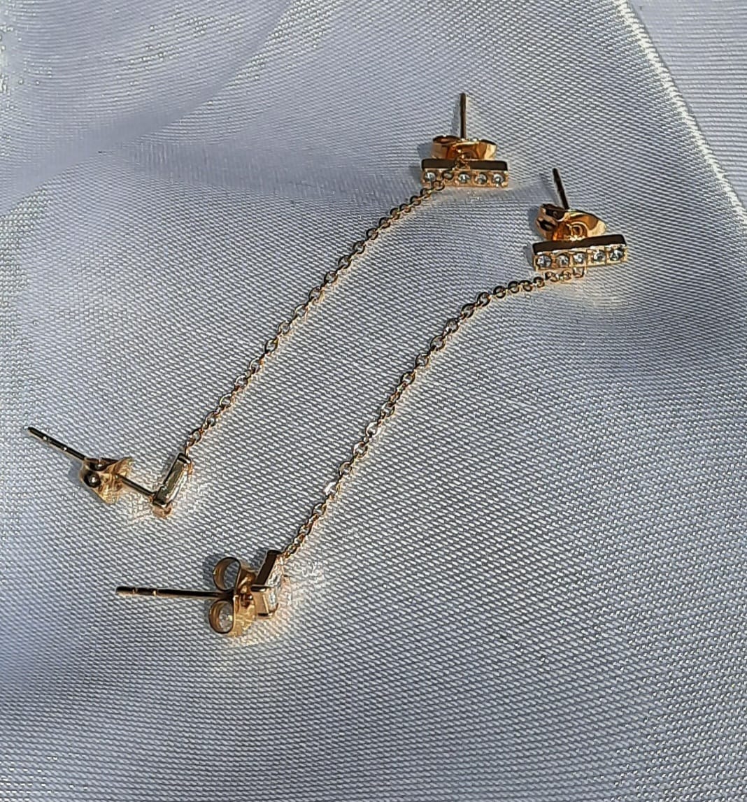 Dubbele studs verbonden met ketting