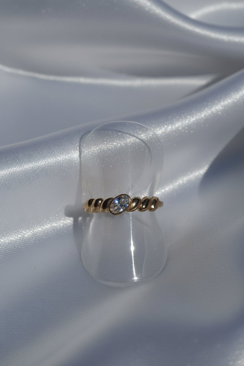 Gedraaide ring met strass steen