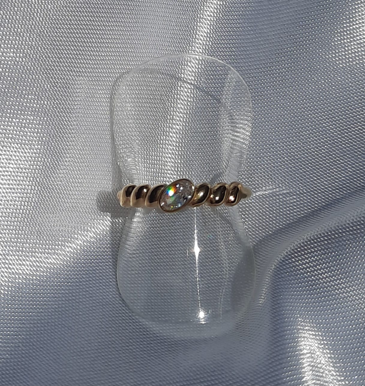 Gedraaide ring met strass steen