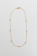 Korte ketting met sterretjes witte achtergrond