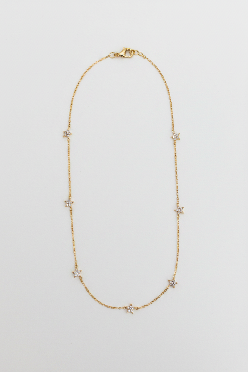 Korte ketting met sterretjes witte achtergrond