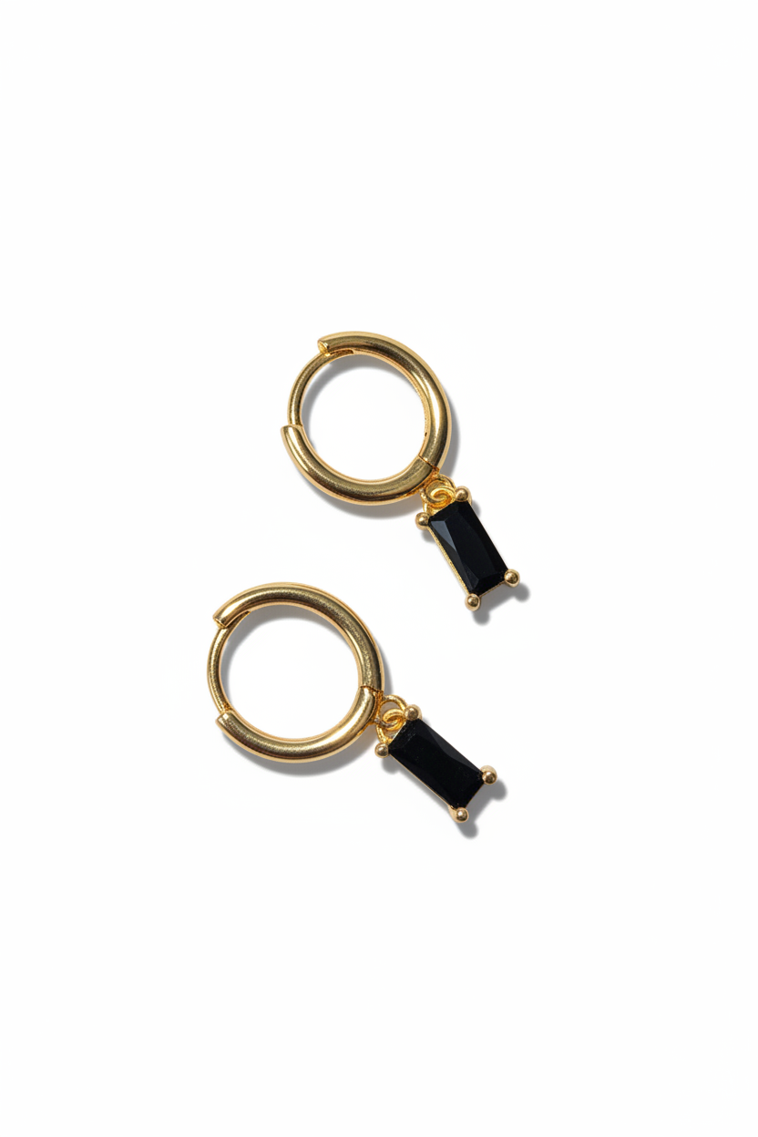 Oorringetjes Classic drop zwart witte achtergrond