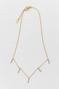 Korte ketting met strass staafjes witte achtergrond
