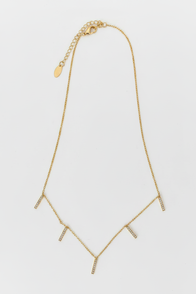 Korte ketting met strass staafjes witte achtergrond