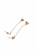Dubbele studs verbonden met ketting witte achtergrond