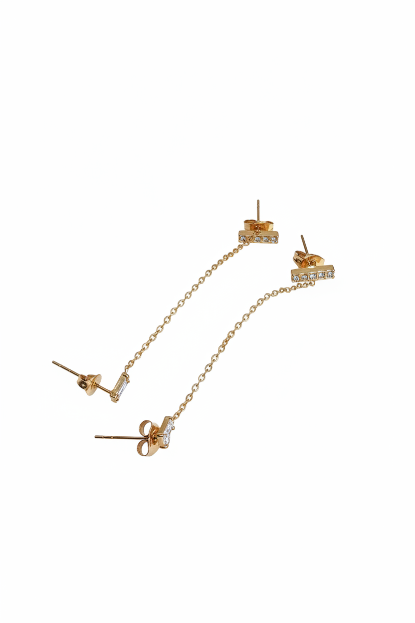 Dubbele studs verbonden met ketting witte achtergrond