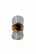 Ring met tijgeroog witte achtergrond