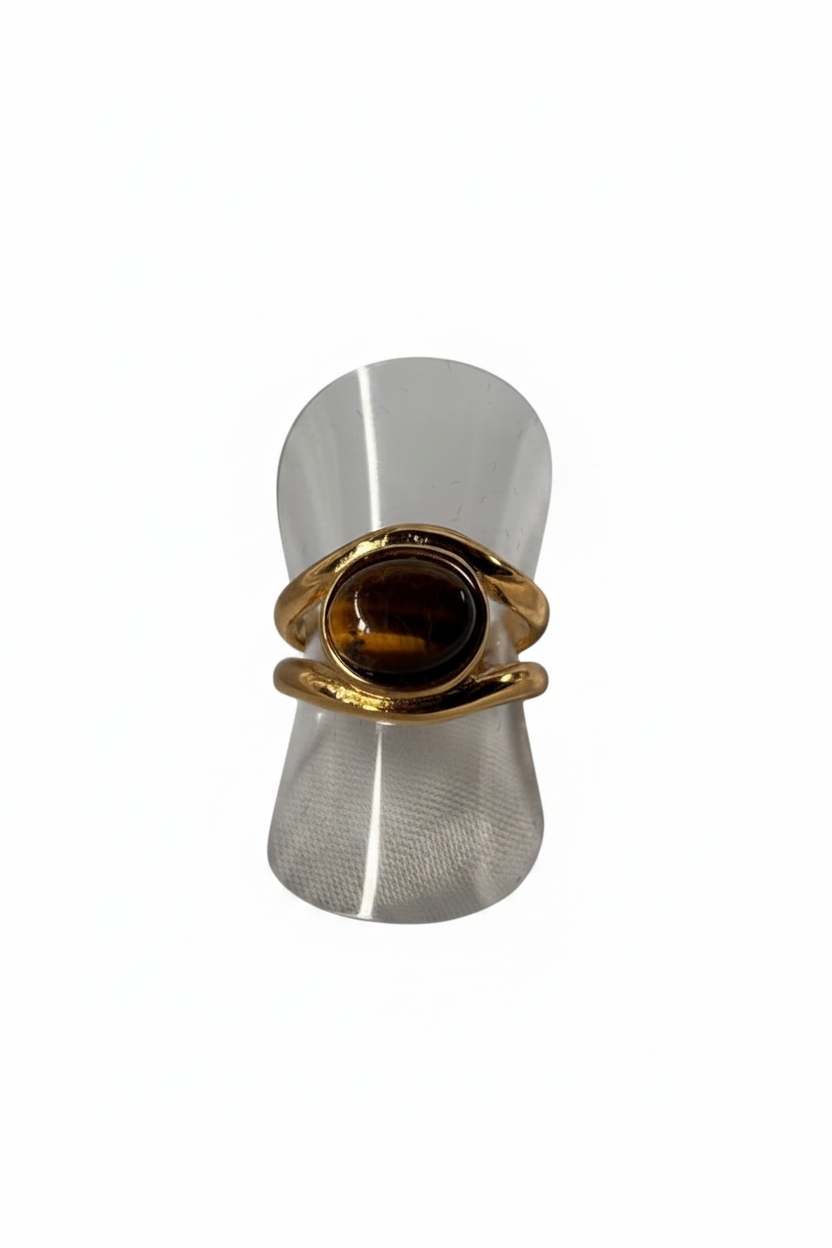 Ring met tijgeroog witte achtergrond