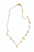 Korte ketting met link bedels en strass goud witte achtergrond