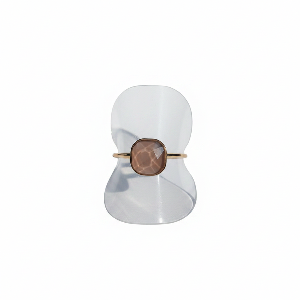 Fijn ring met champagne kleurige steen witte achtergrond