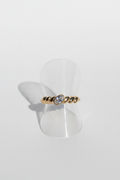 Gedraaide ring met strass steen witte achtergrond