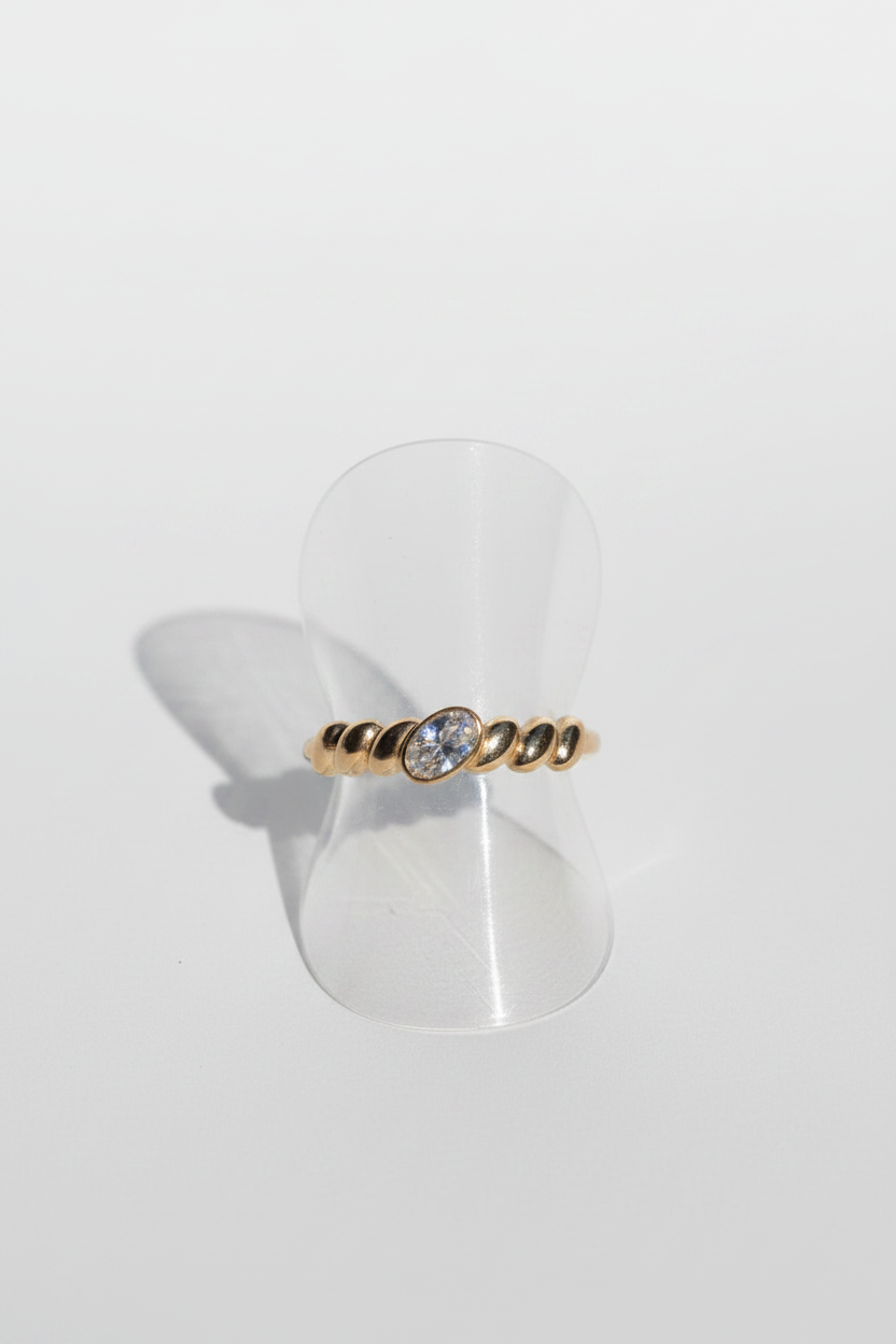 Gedraaide ring met strass steen witte achtergrond