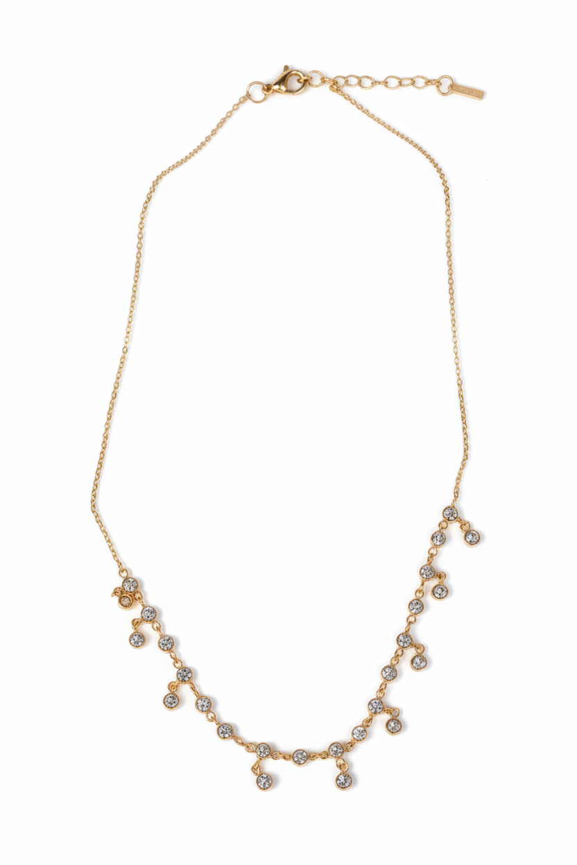 Elegante korte ketting met strass detail witte achtergrond