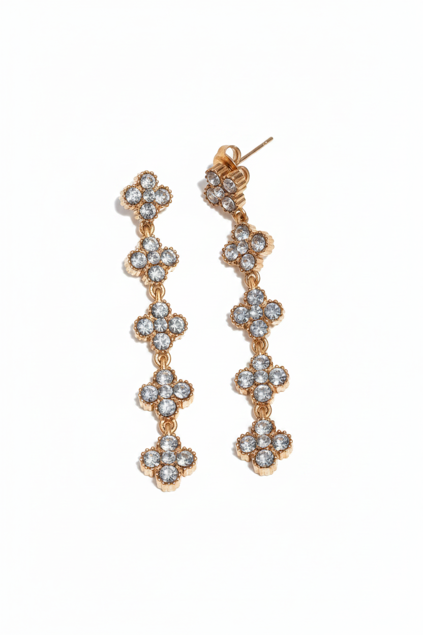 Elegante lange oorbellen met strass witte achtergrond
