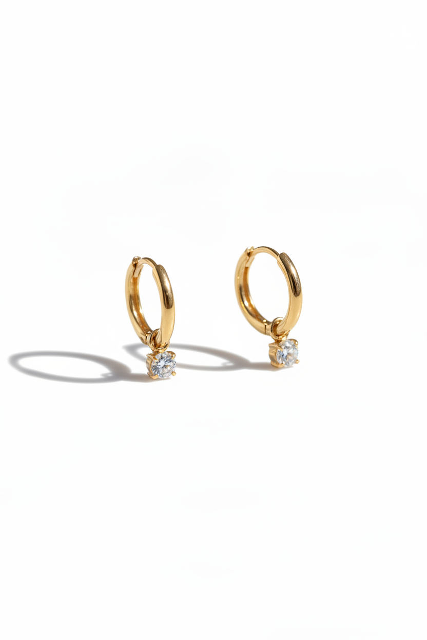 Oorringetjes met kleine strass bedel witte achtergrond