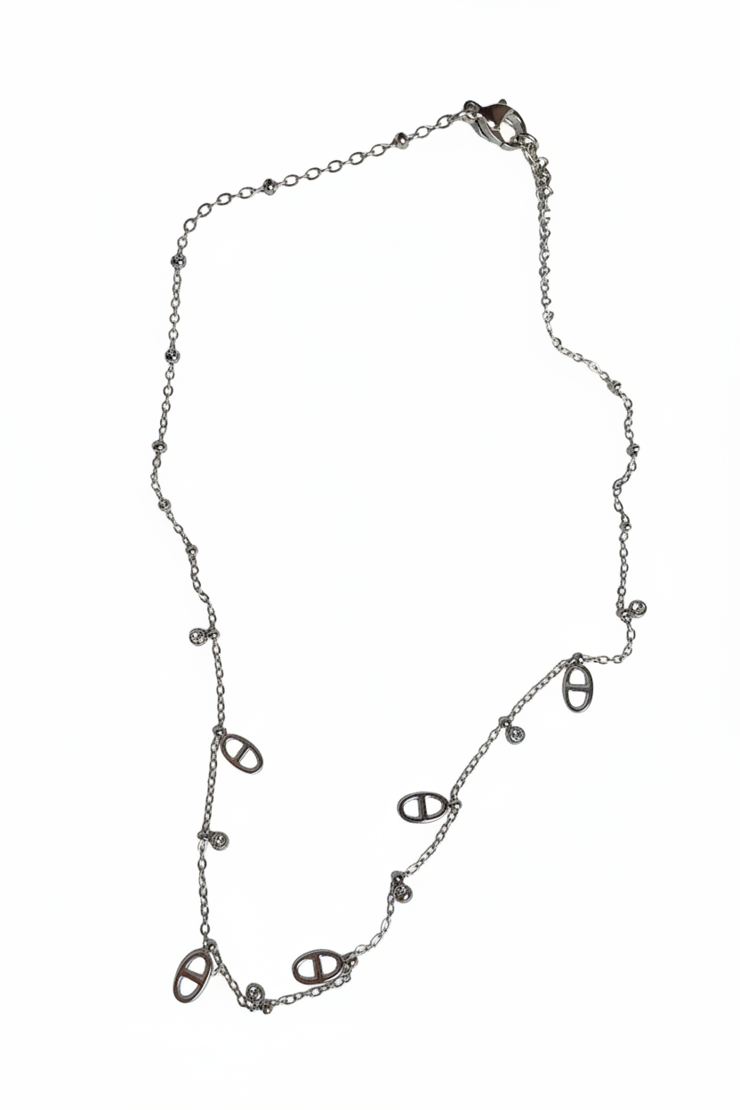 Korte ketting met link bedels en strass witte achtergrond