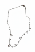 Korte ketting met link bedels en strass witte achtergrond