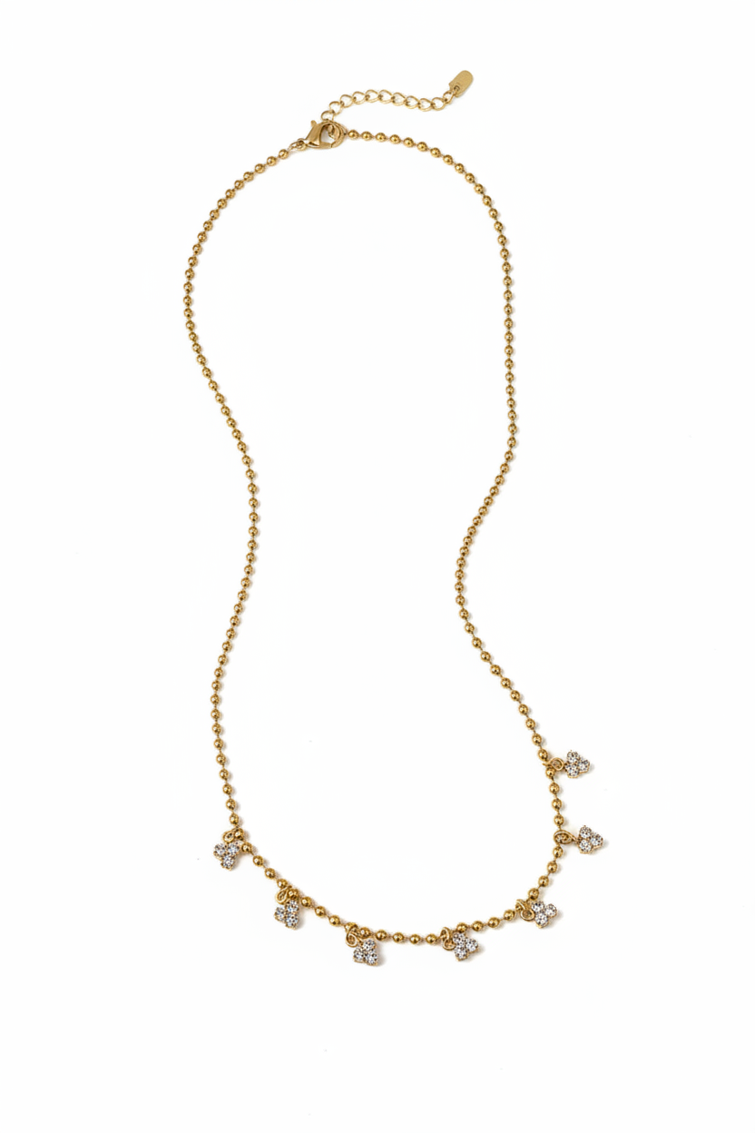 Elegante ketting met bedels in strass witte achtergrond