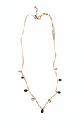 Korte ketting met druppel bedels witte achtergrond