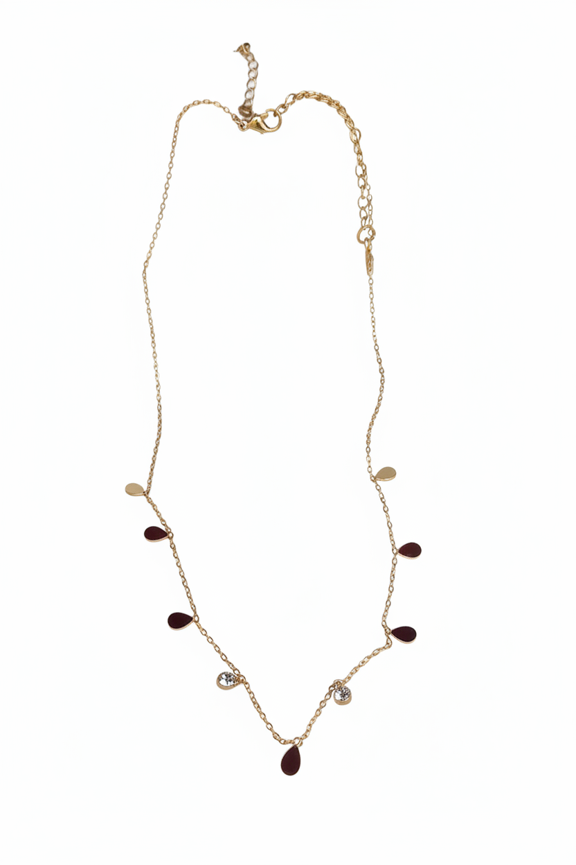 Korte ketting met druppel bedels witte achtergrond