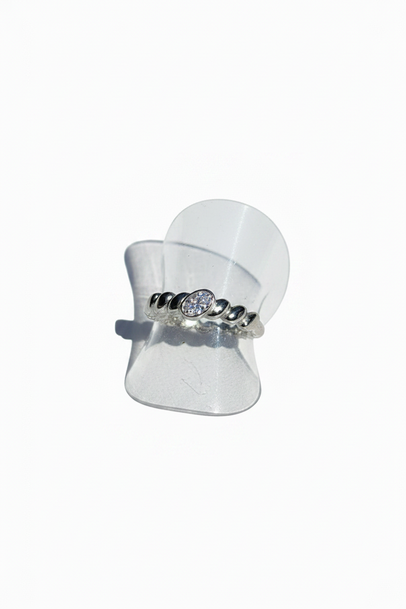 Ring met gedraaide structuur en strass steen witte achtergrond