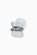 Ring met gedraaide structuur en strass steen witte achtergrond