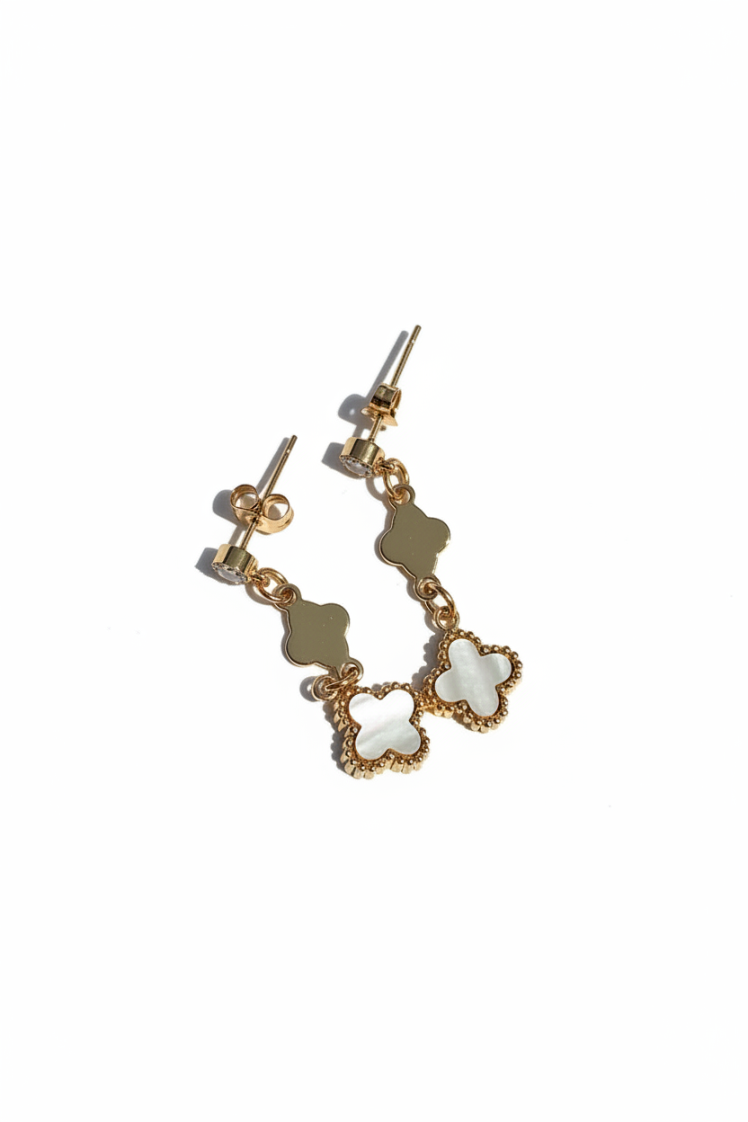Oorhangers met witte bloem witte achtergrond