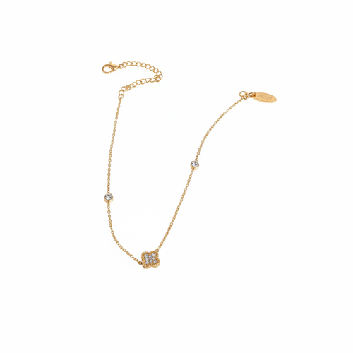 Armband met bloem en strass steentjes witte achtergrond
