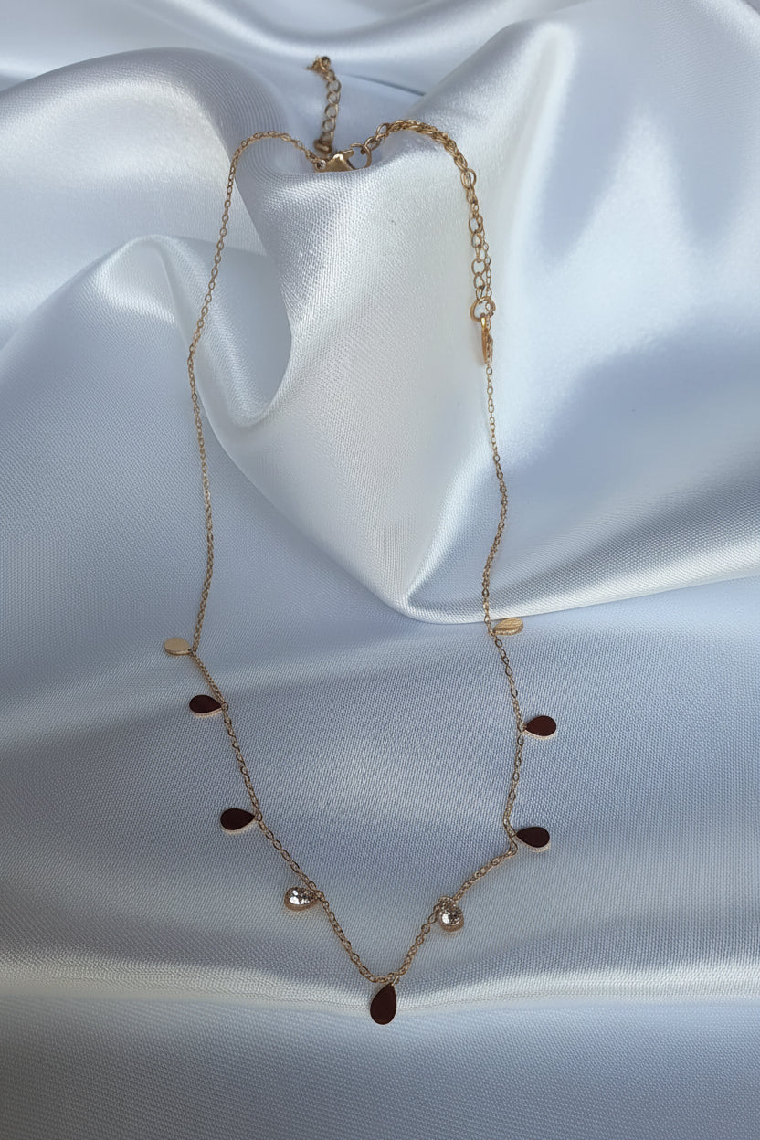 Korte ketting met druppel bedels