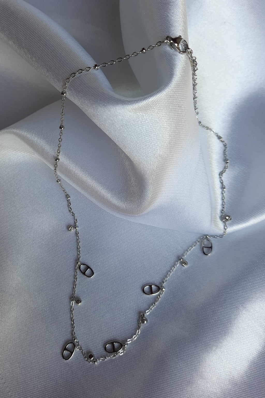 Korte ketting met link bedels en strass