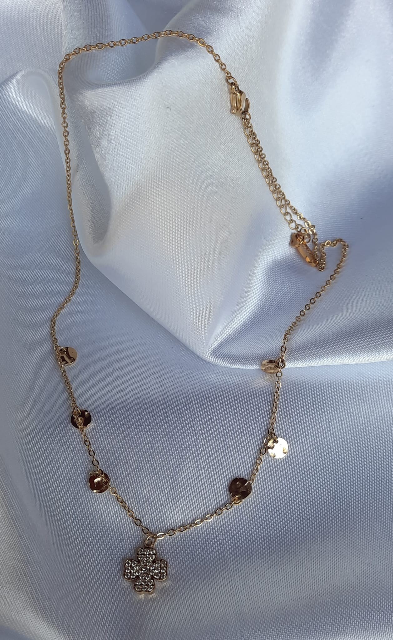 Korte ketting strass bloem en fijne muntjes