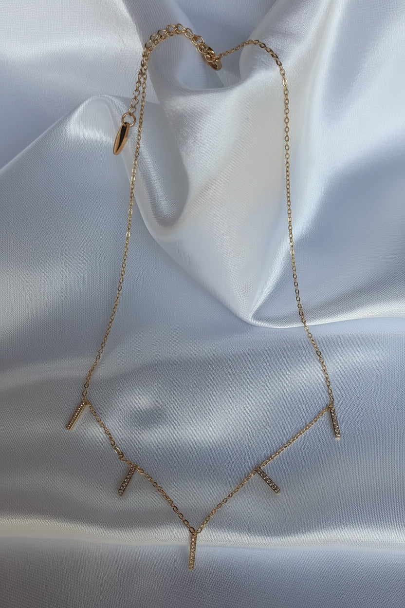 Korte ketting met strass staafje