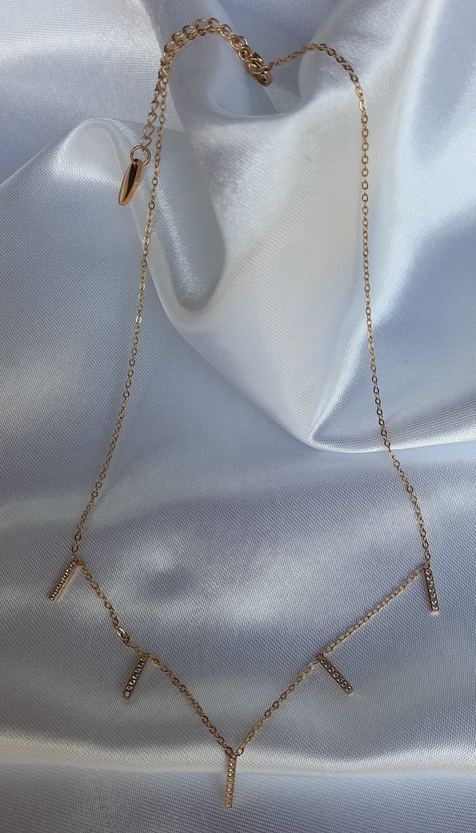 Korte ketting met strass staafje