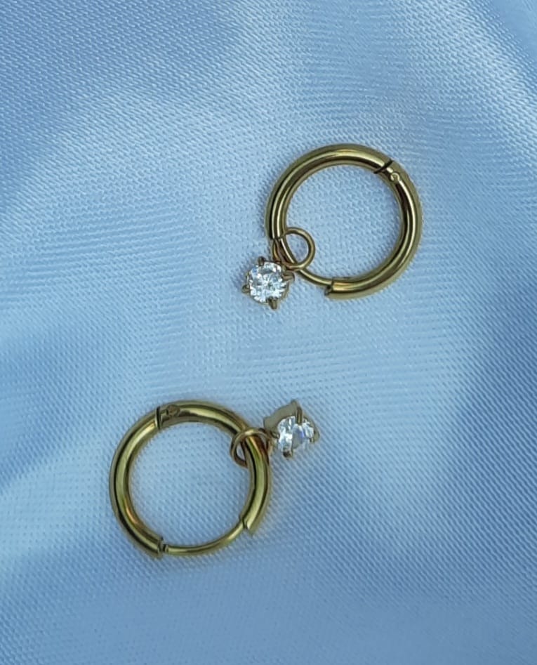 Oorringetjes met kleine strass bedel