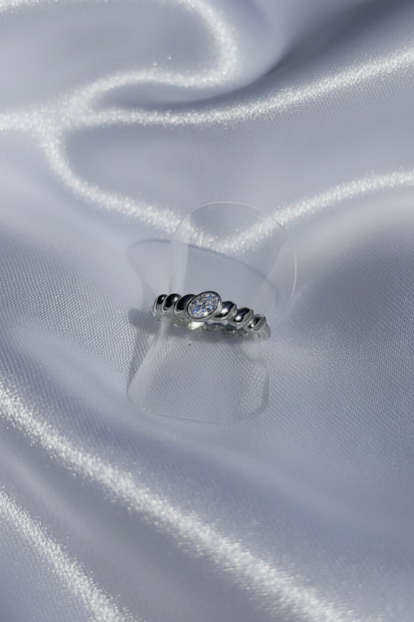 Ring met gedraaide structuur en strass steen