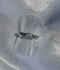 Ring met gedraaide structuur en strass steen
