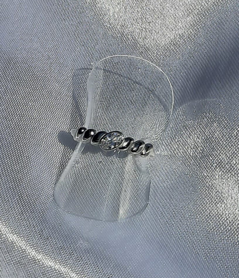 Ring met gedraaide structuur en strass steen