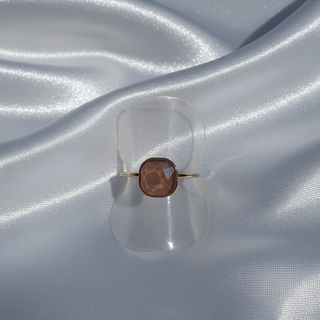 Fijn ring met champagne kleurige steen