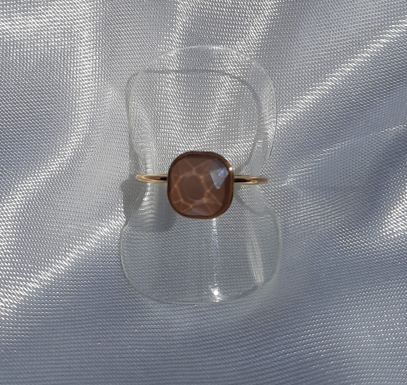 Fijn ring met champagne kleurige steen
