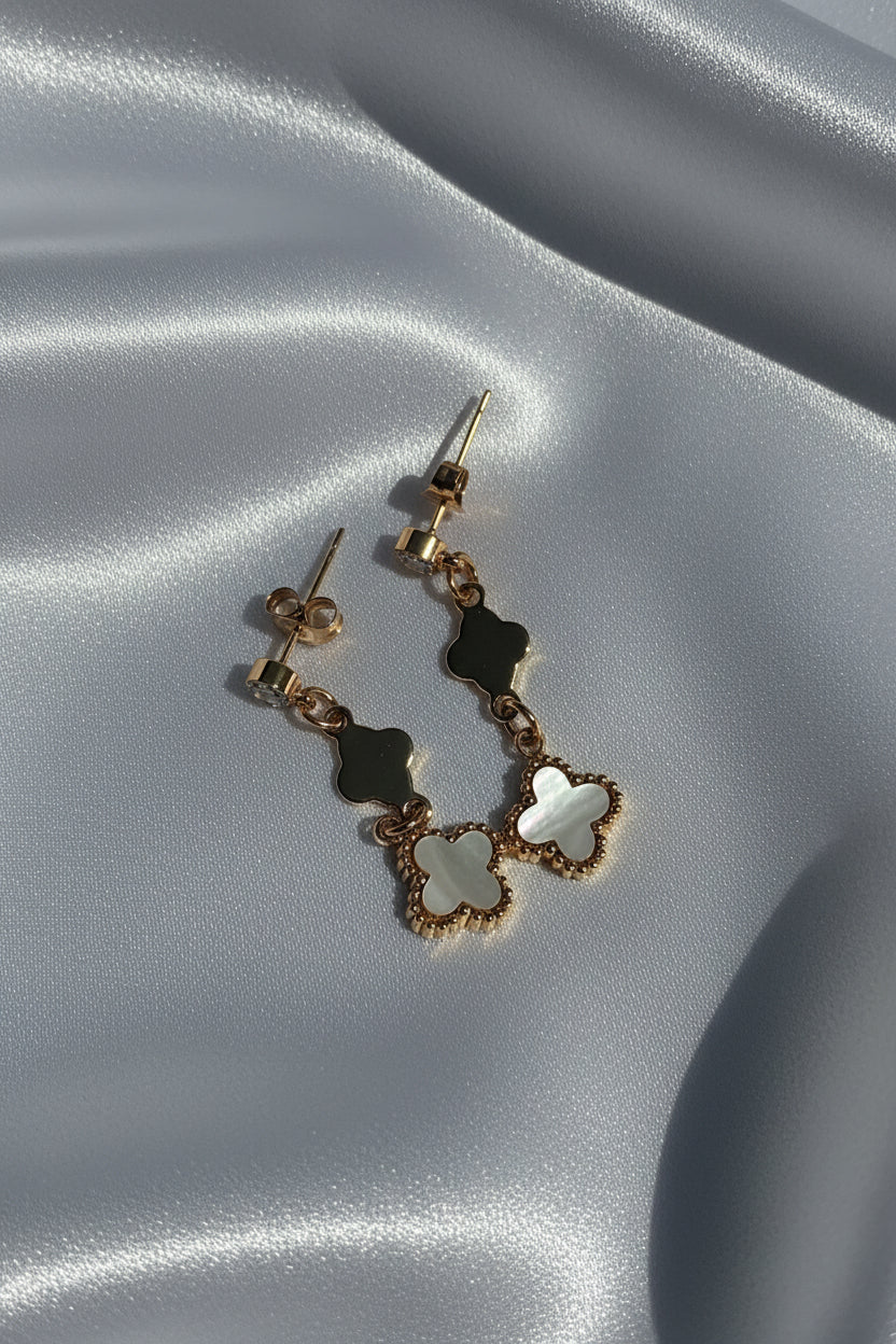 Oorhangers met witte bloem