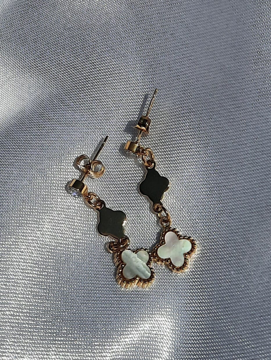 Oorhangers met witte bloem